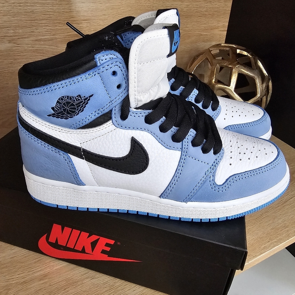 Jordan 1 Retro High OG 4.5 Y - Picture 2 of 11